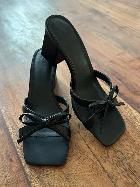 ☀️ NIB URBAN OUTFITTERS Charlie Bow Mule Heel - Picture 3 of 13